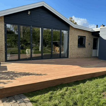 nybygget træterrasse foran hus
